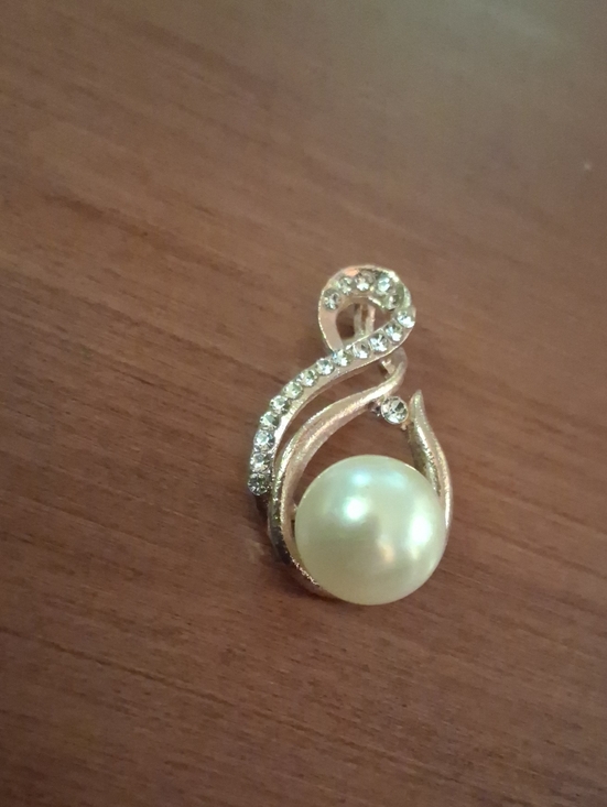 Jewelry - Elegant Gold-Tone Faux Pearl and Crystal Pendant - White Pearl